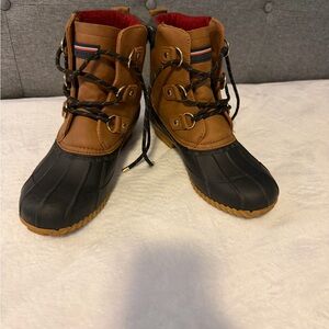 Women’s size 9 Tommy Hilfiger Lace Up Boots, perfect for rain and snow!
